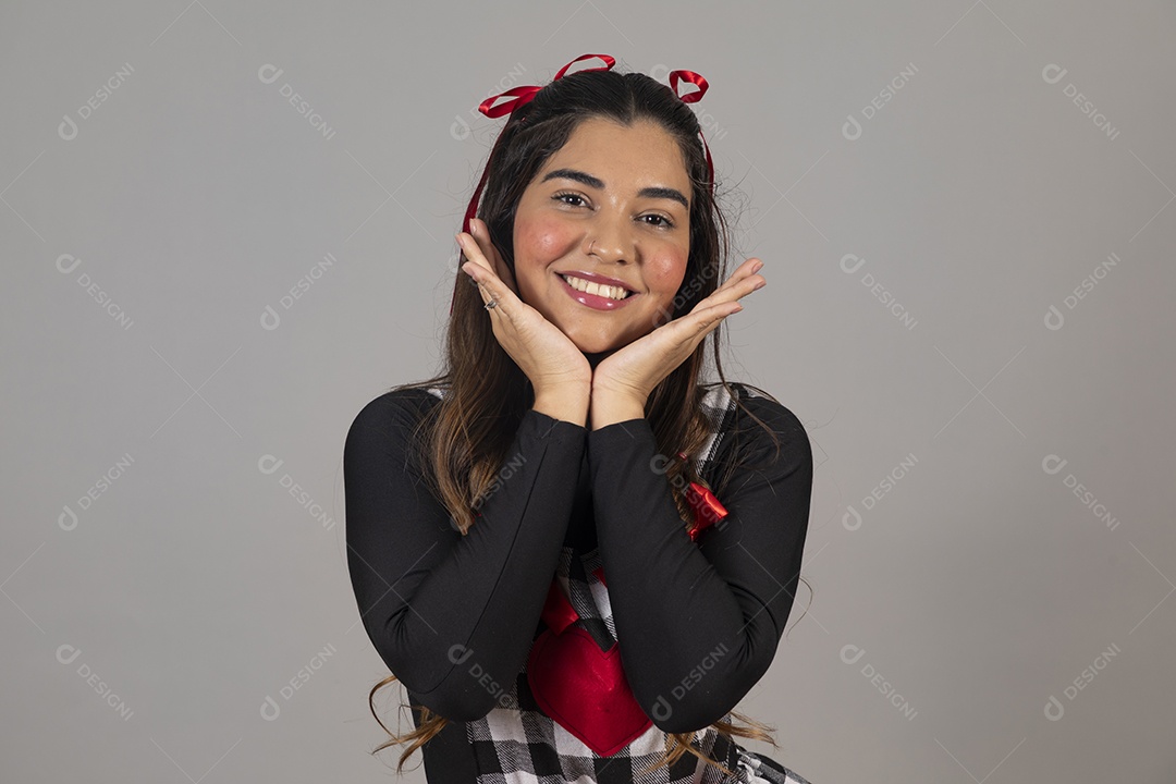 Linda mulher jovem garota celebrando festa juninas usando roupas típica de São João