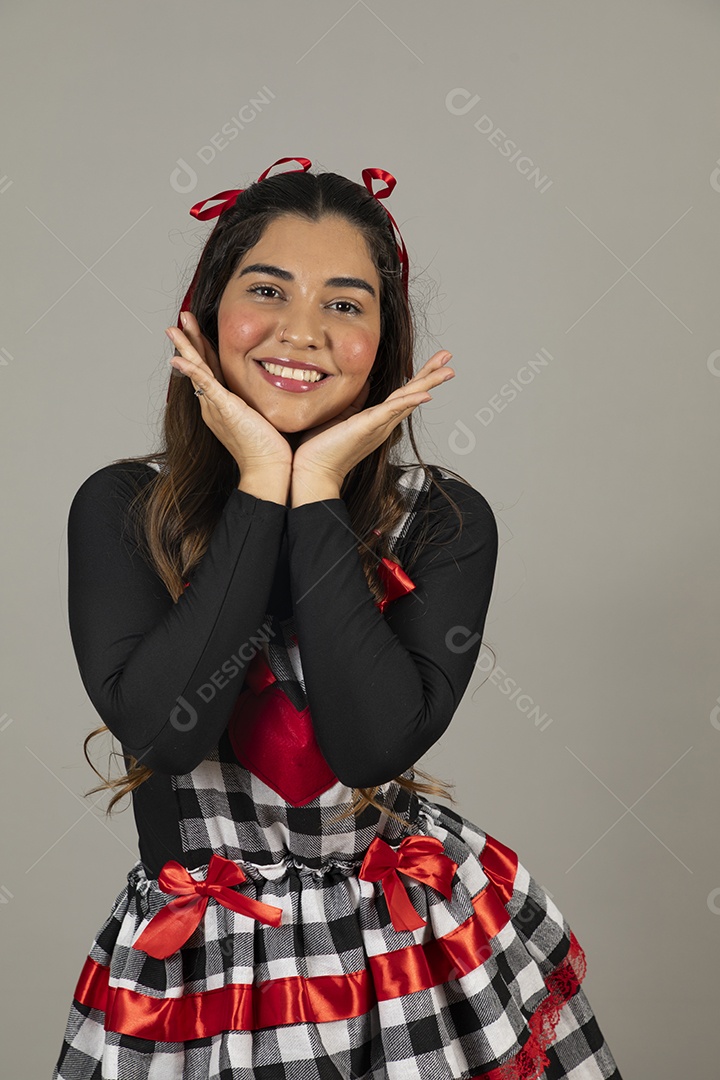 Linda mulher jovem garota celebrando festa juninas usando roupas típica de São João
