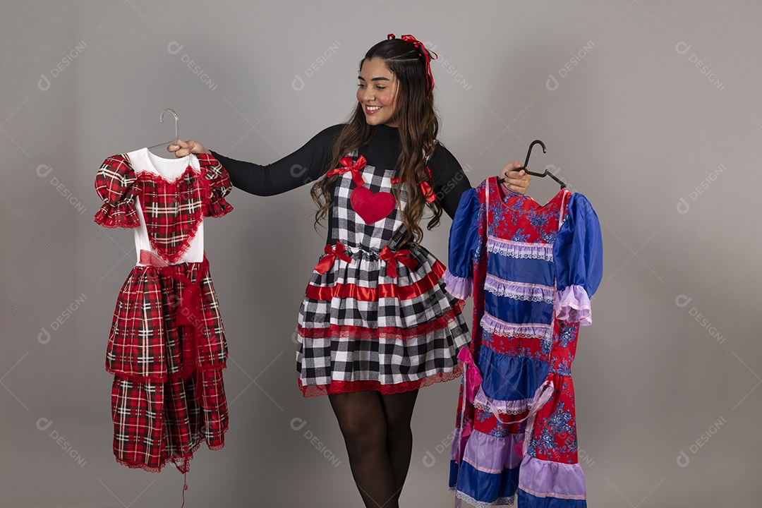 Linda mulher jovem escolhendo sua roupa para festa juninas