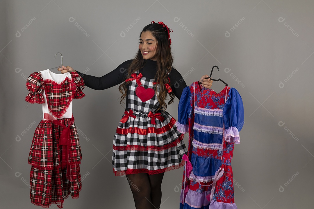 Linda mulher jovem escolhendo sua roupa para festa juninas