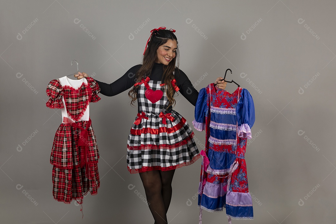 Linda mulher jovem escolhendo sua roupa para festa juninas