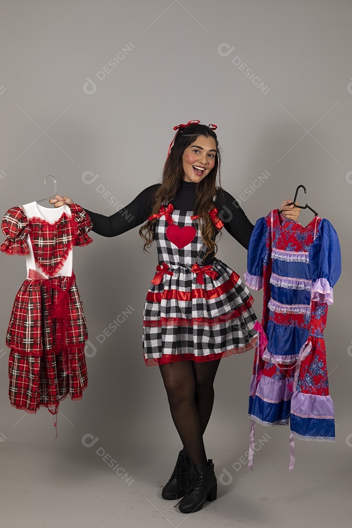 Linda mulher jovem garota celebrando festa juninas usando roupas típica de São João