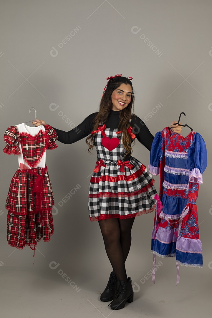 Linda mulher jovem garota celebrando festa juninas usando roupas típica de São João