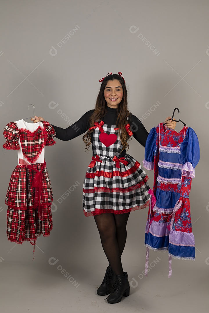 Linda mulher jovem garota celebrando festa juninas usando roupas típica de São João