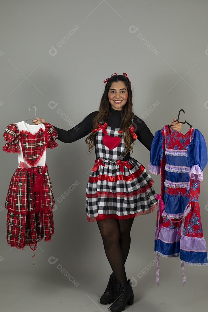 Linda mulher jovem garota celebrando festa juninas usando roupas típica de São João
