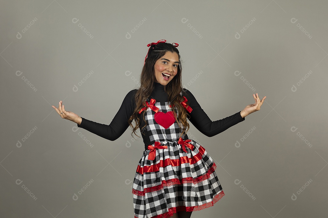 Linda mulher jovem garota celebrando festa juninas usando roupas típica de São João