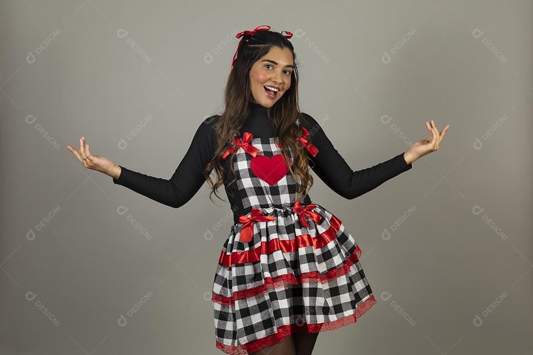 Linda mulher jovem garota celebrando festa juninas usando roupas típica de São João