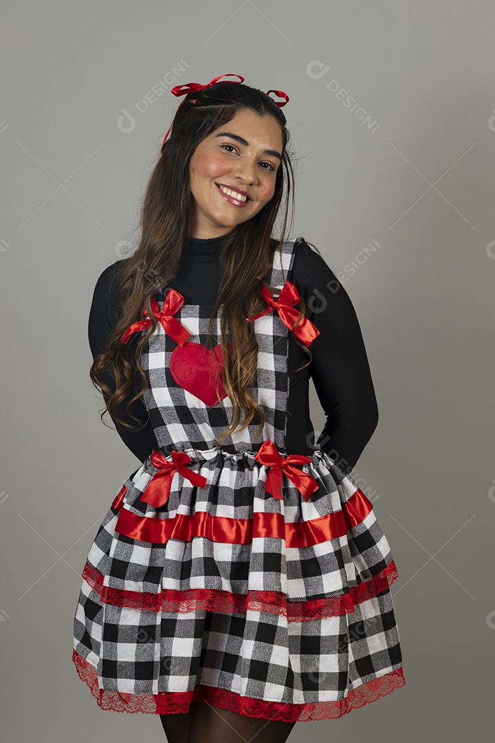 Linda mulher jovem garota celebrando festa juninas usando roupas típica de São João