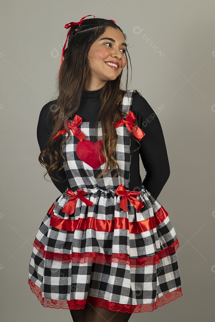 Linda mulher jovem garota celebrando festa juninas usando roupas típica de São João