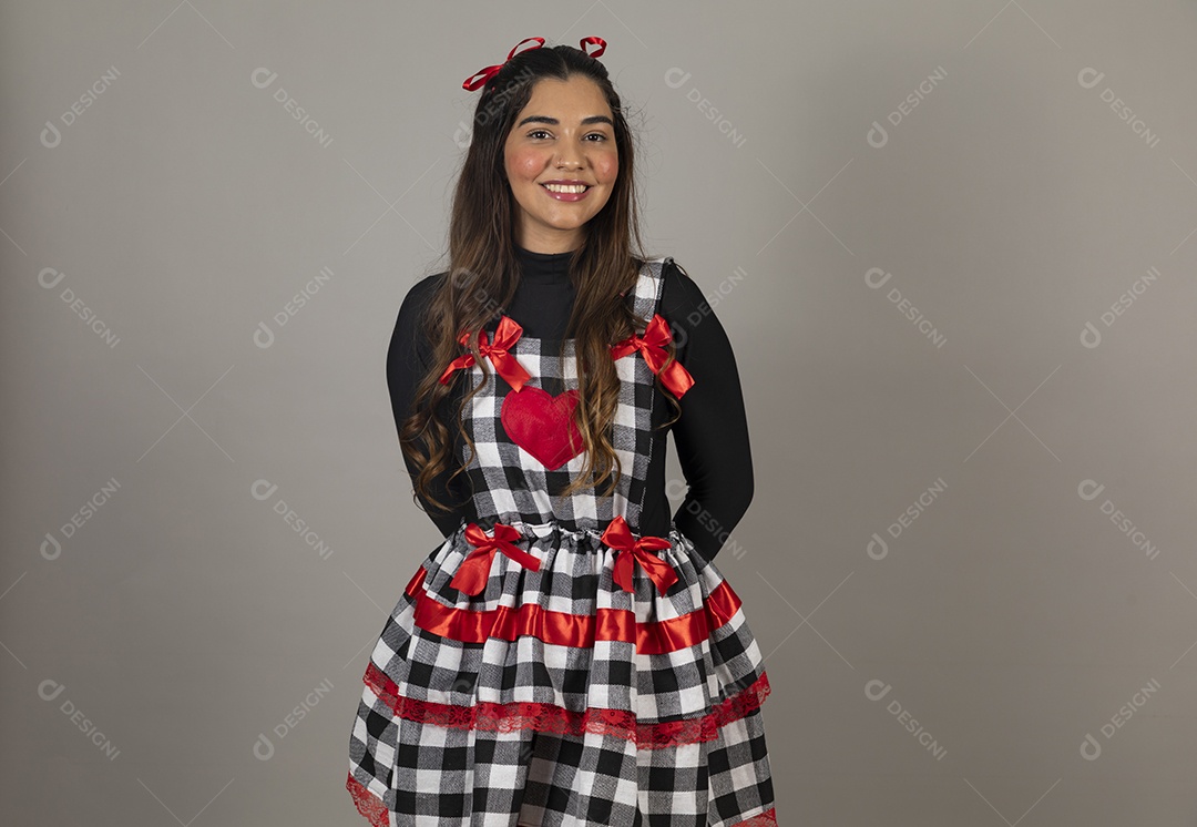 Linda mulher jovem garota celebrando festa juninas usando roupas típica de São João