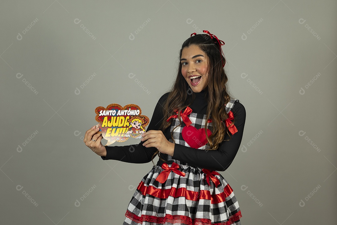 Linda mulher jovem garota celebrando festa juninas usando roupas típica de São João