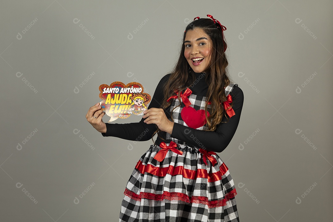 Linda mulher jovem garota celebrando festa juninas usando roupas típica de São João