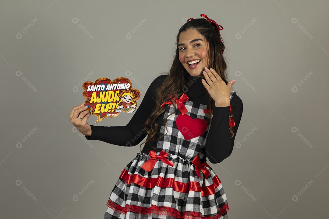 Linda mulher jovem garota celebrando festa juninas usando roupas típica de São João