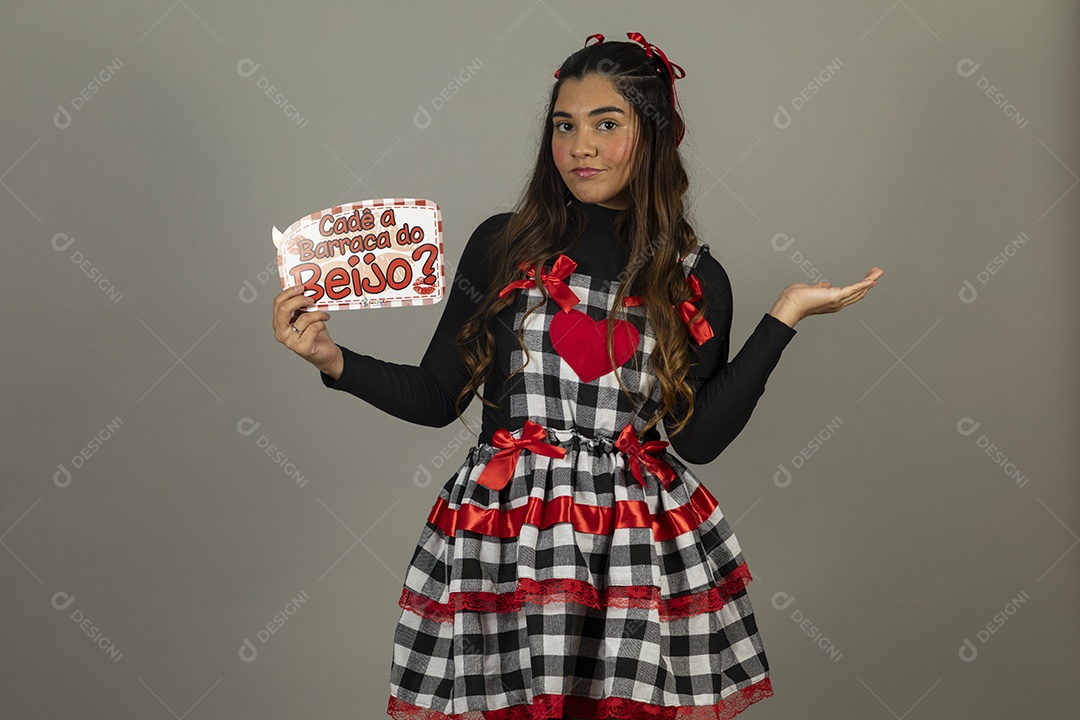 Linda mulher jovem garota celebrando festa juninas usando roupas típica de São João