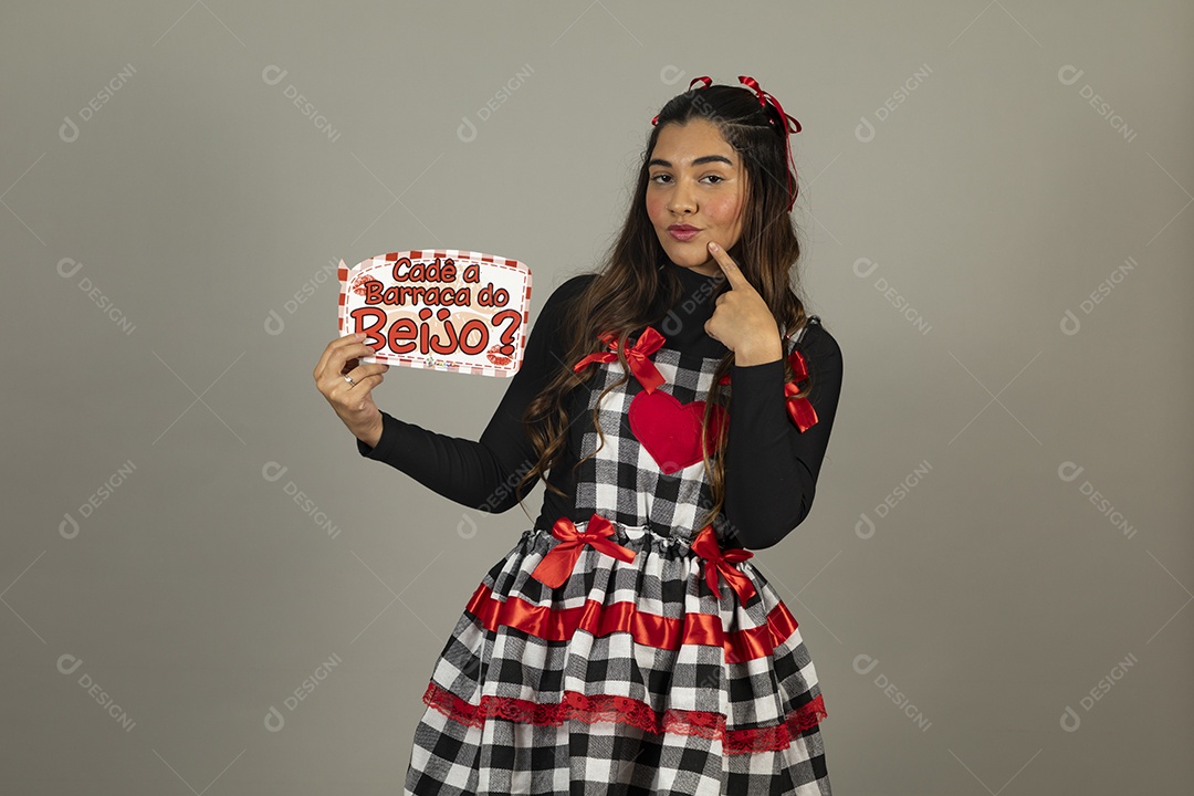 Linda mulher jovem garota celebrando festa juninas usando roupas típica de São João