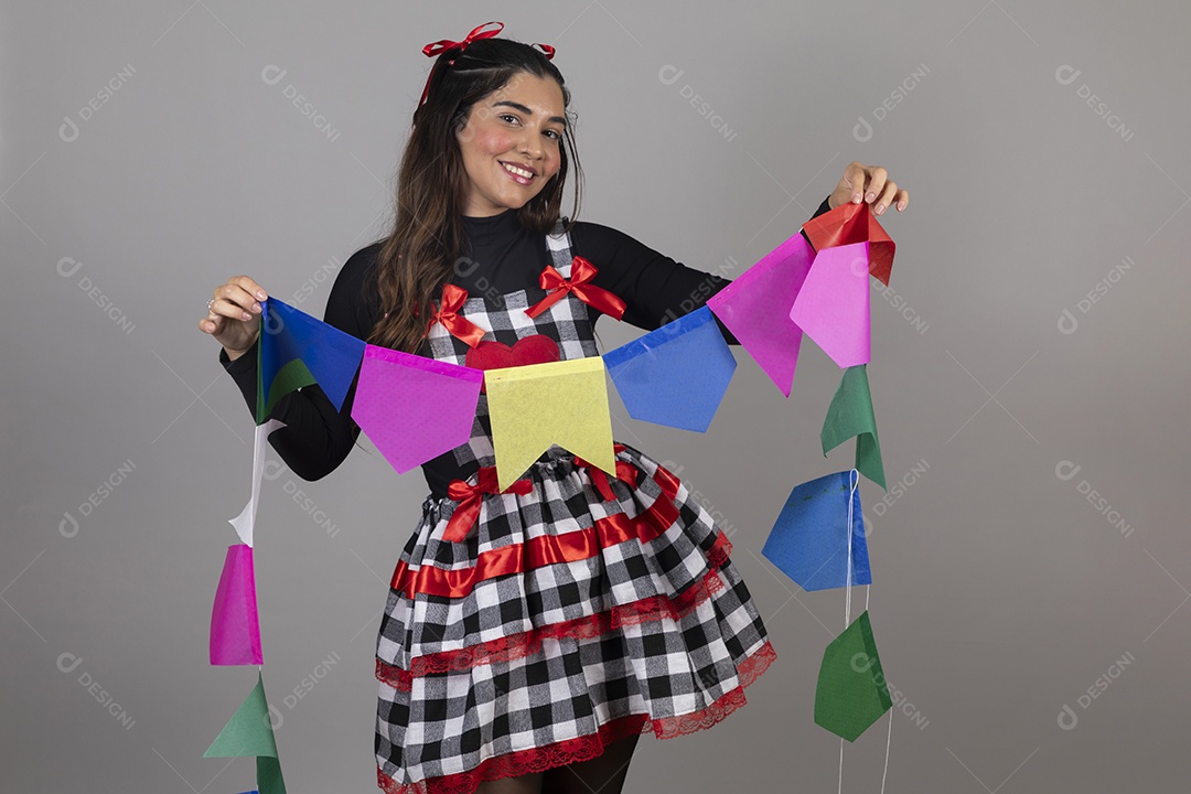 Linda mulher jovem garota celebrando festa juninas usando roupas típica de São João