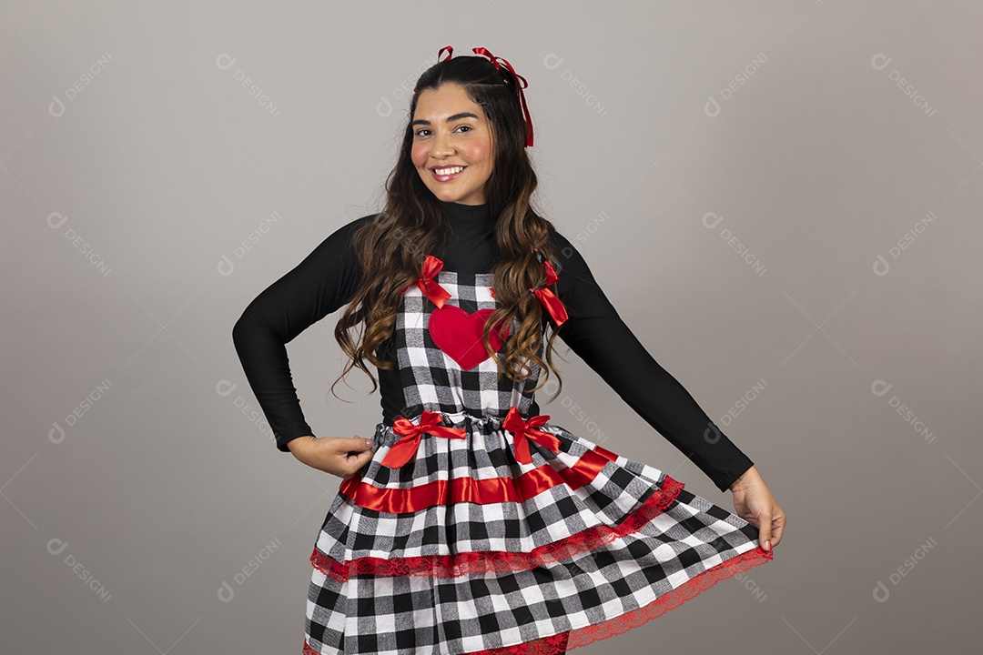 Linda mulher jovem garota celebrando festa juninas usando roupas típica de São João