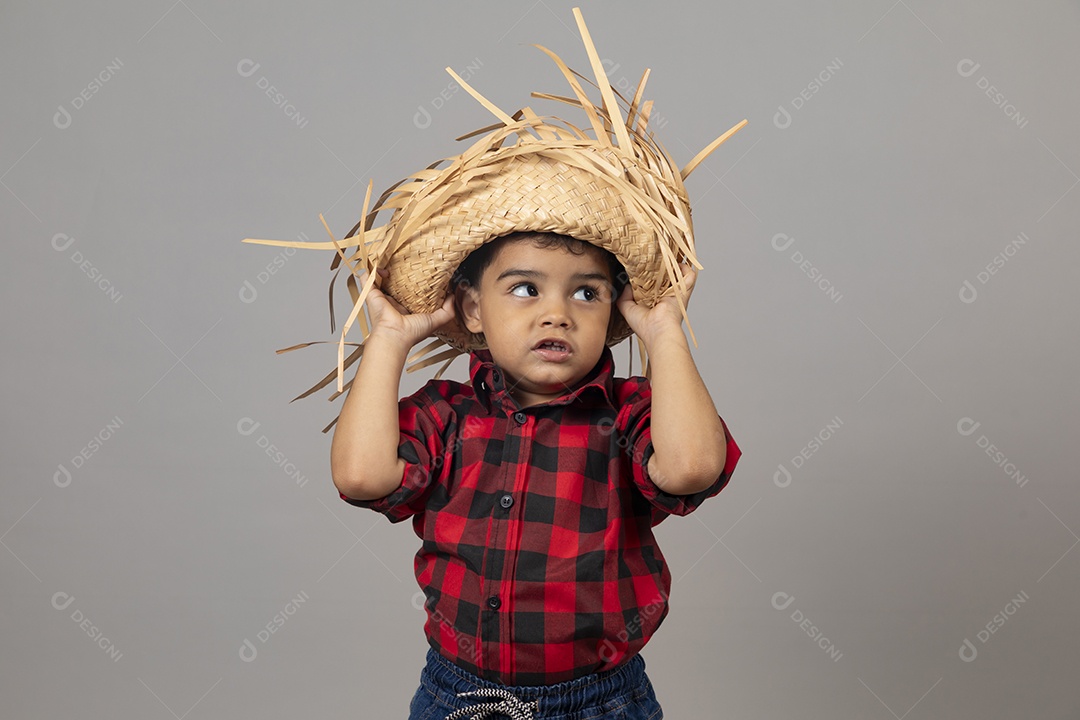 Linda criança usando roupas típicas festa junina sobre fundo isolado