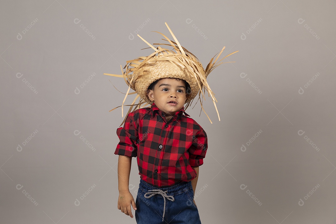 Linda criança usando roupas típicas festa junina sobre fundo isolado