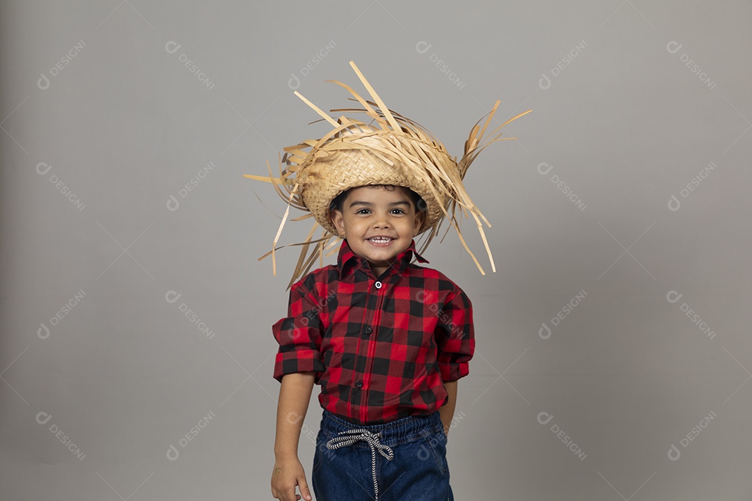 Linda criança usando roupas típicas festa junina sobre fundo isolado
