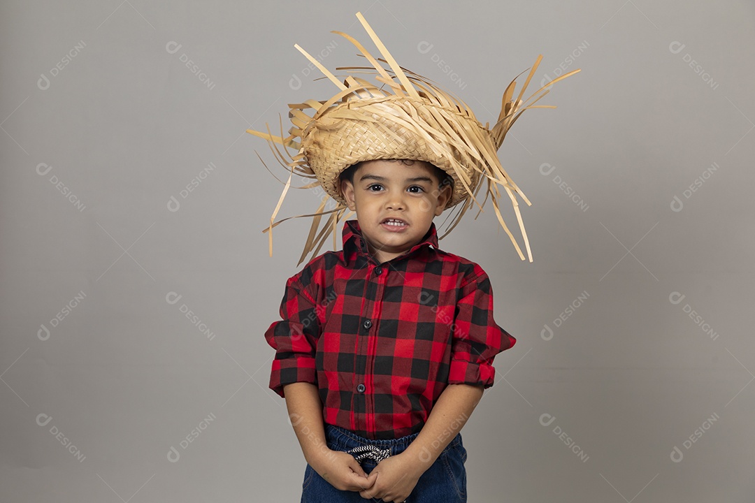 Linda criança usando roupas típicas festa junina sobre fundo isolado