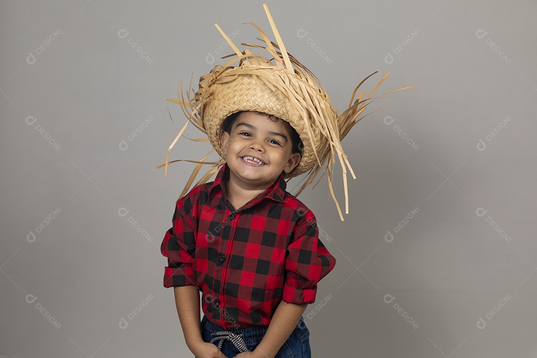 Linda criança usando roupas típicas festa junina sobre fundo isolado