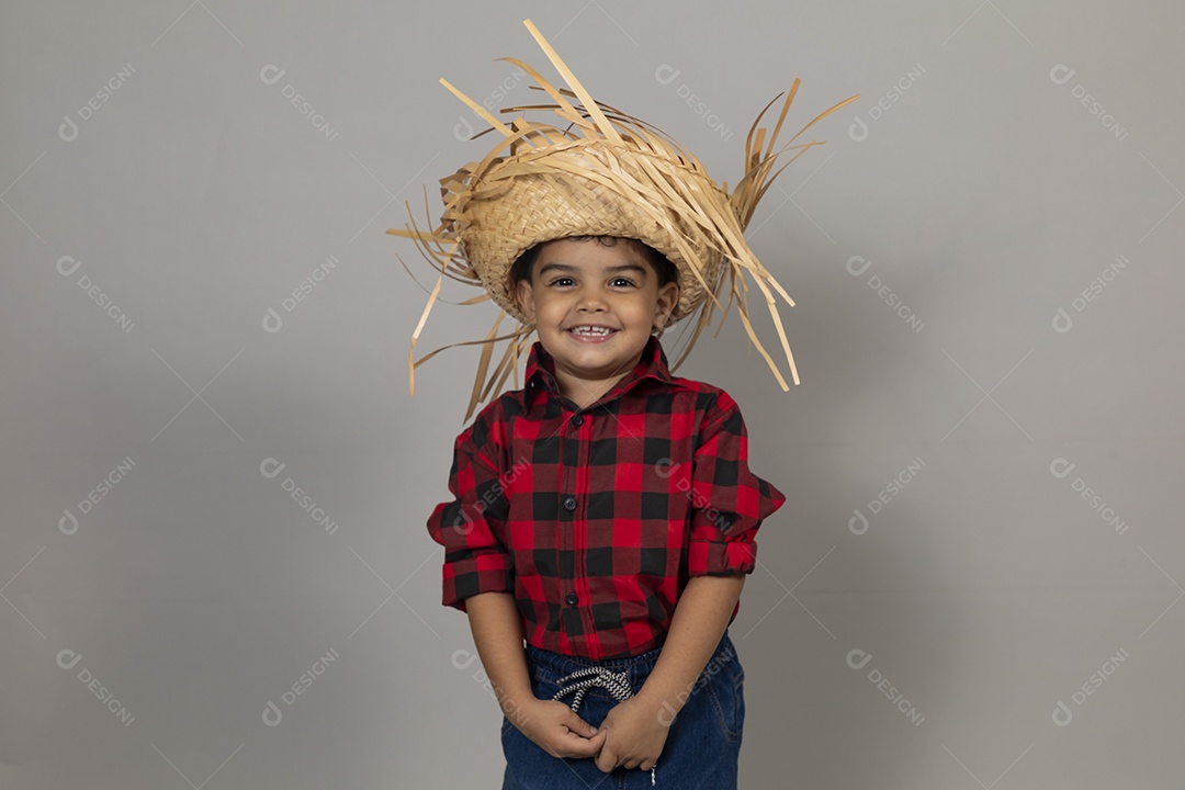 Linda criança usando roupas típicas festa junina sobre fundo isolado