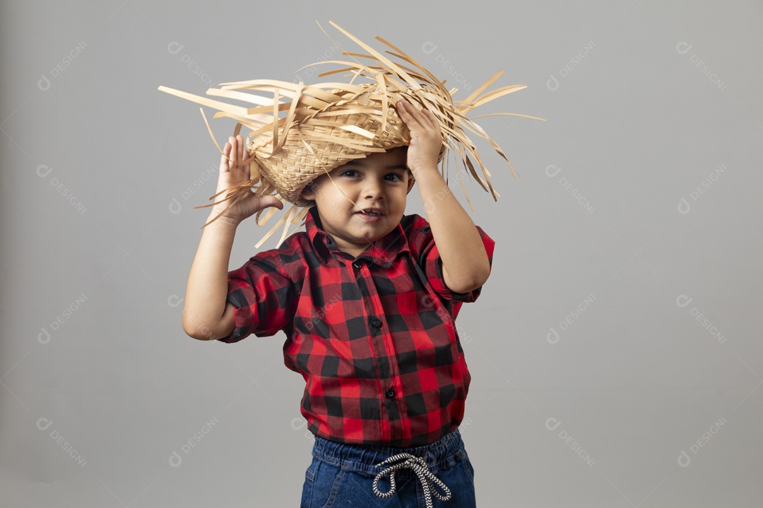 Linda criança usando roupas típicas festa junina sobre fundo isolado