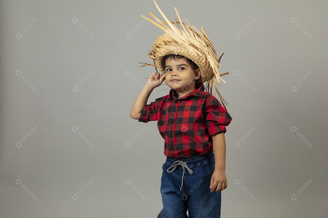 Linda criança usando roupas típicas festa junina sobre fundo isolado