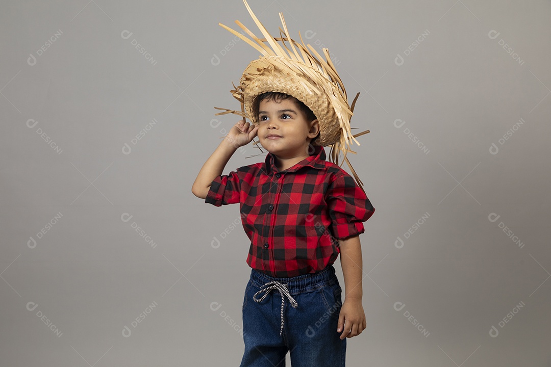 Linda criança usando roupas típicas festa junina sobre fundo isolado