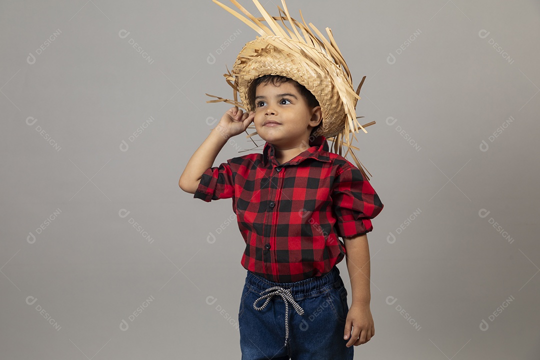 Linda criança usando roupas típicas festa junina sobre fundo isolado