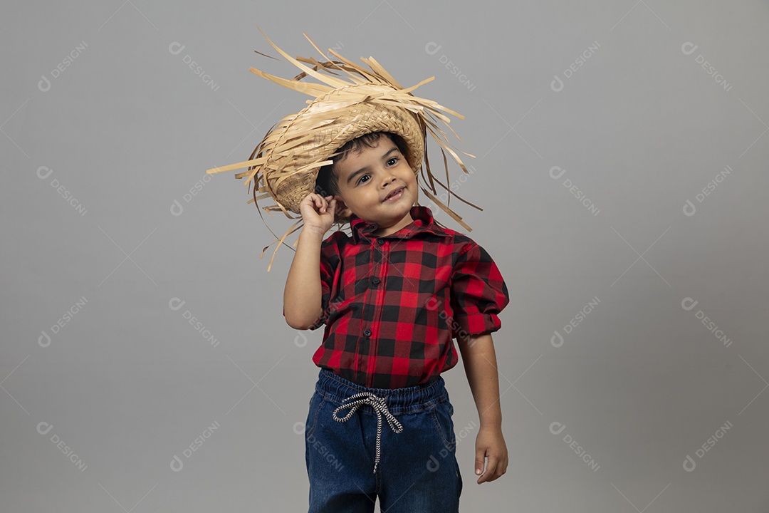 Linda criança usando roupas típicas festa junina sobre fundo isolado
