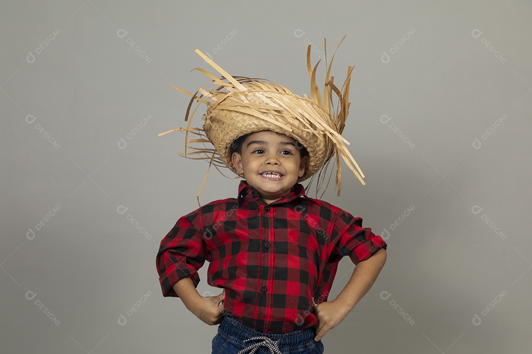 Linda criança usando roupas típicas festa junina sobre fundo isolado