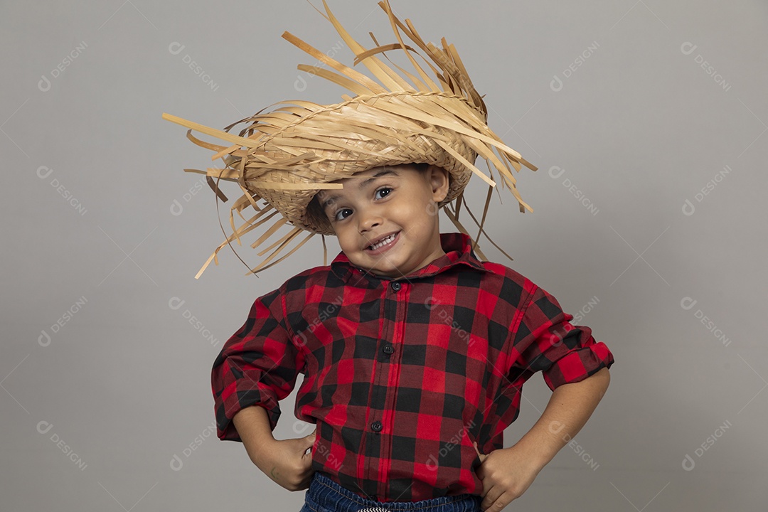 Linda criança usando roupas típicas festa junina sobre fundo isolado