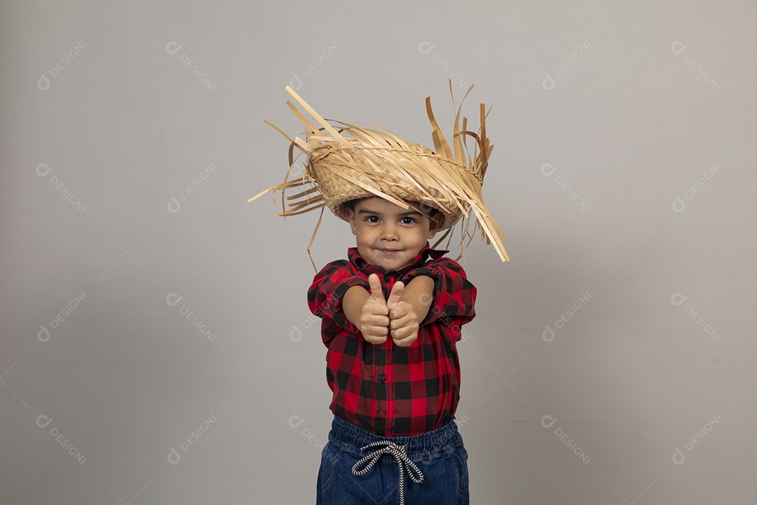 Linda criança usando roupas típicas festa junina sobre fundo isolado