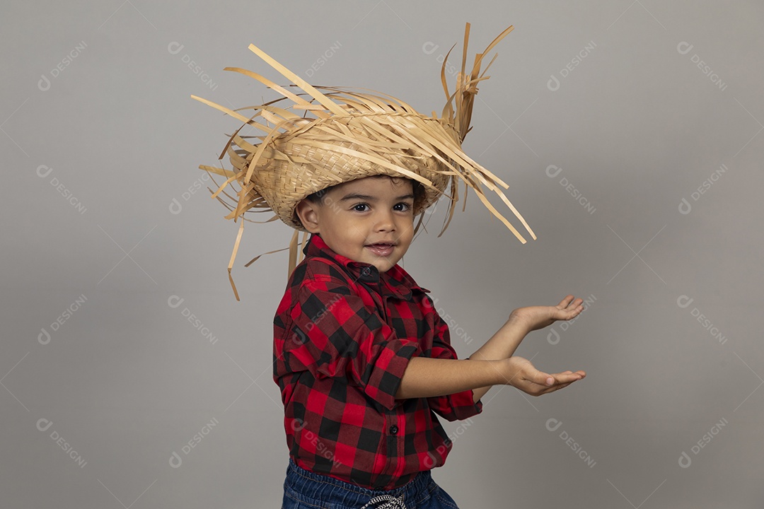 Linda criança usando roupas típicas festa junina sobre fundo isolado
