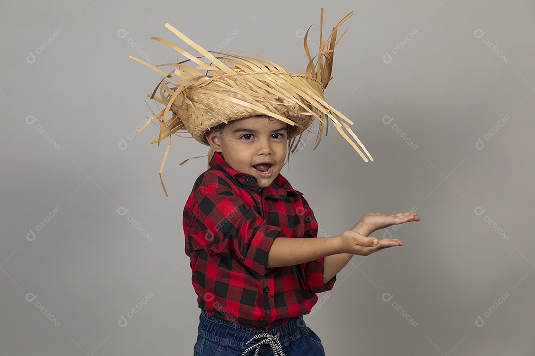 Linda criança usando roupas típicas festa junina sobre fundo isolado