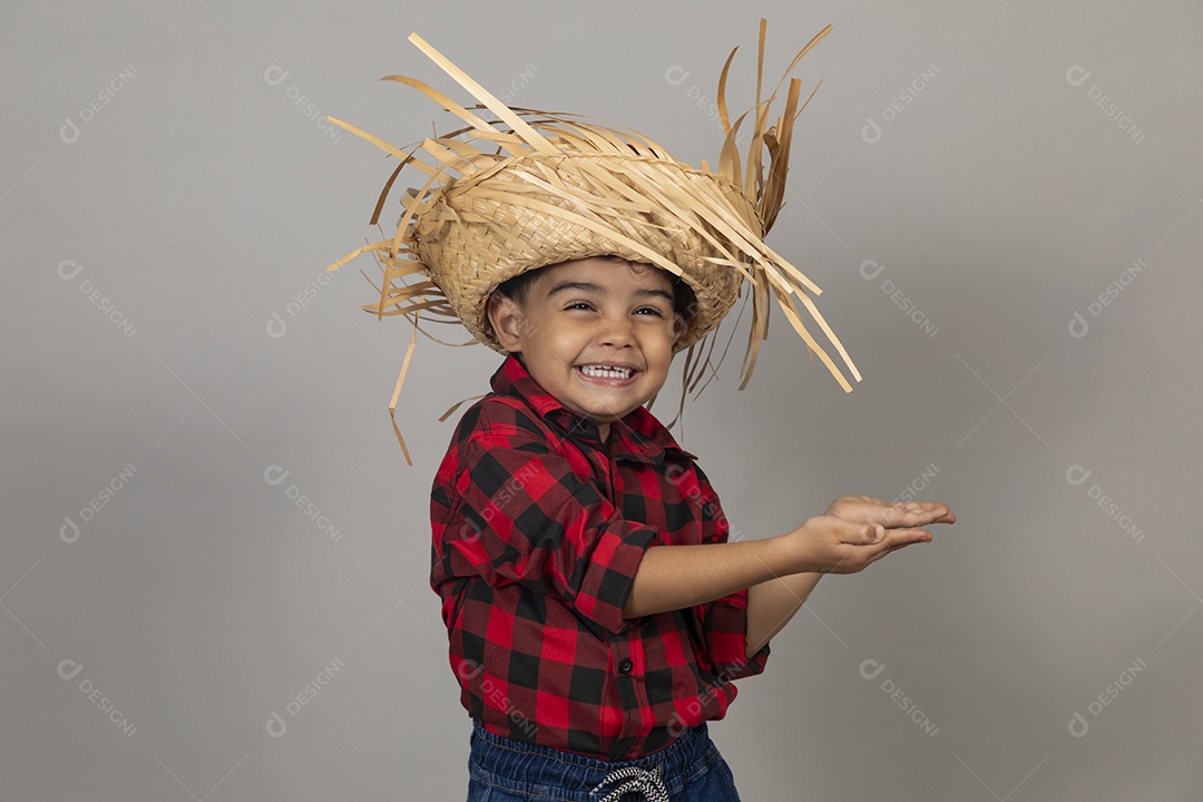 Linda criança usando roupas típicas festa junina sobre fundo isolado