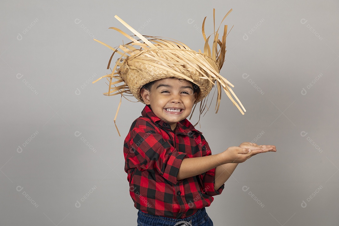 Linda criança usando roupas típicas festa junina sobre fundo isolado