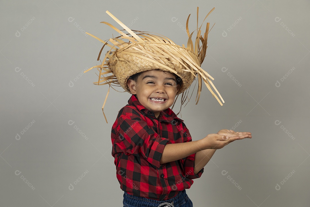 Linda criança usando roupas típicas festa junina sobre fundo isolado