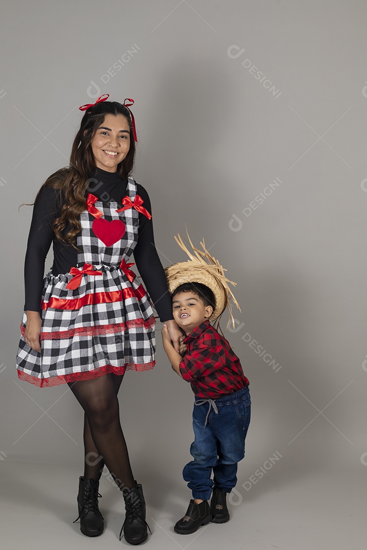 Linda mãe ao lado de filho celebrando festa junina