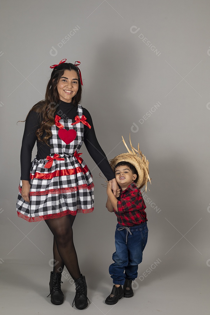 Linda mãe ao lado de filho celebrando festa junina