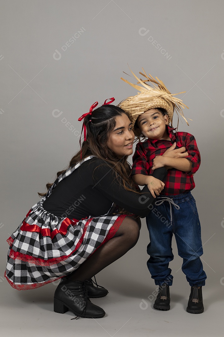 Linda mãe ao lado de filho celebrando festa junina