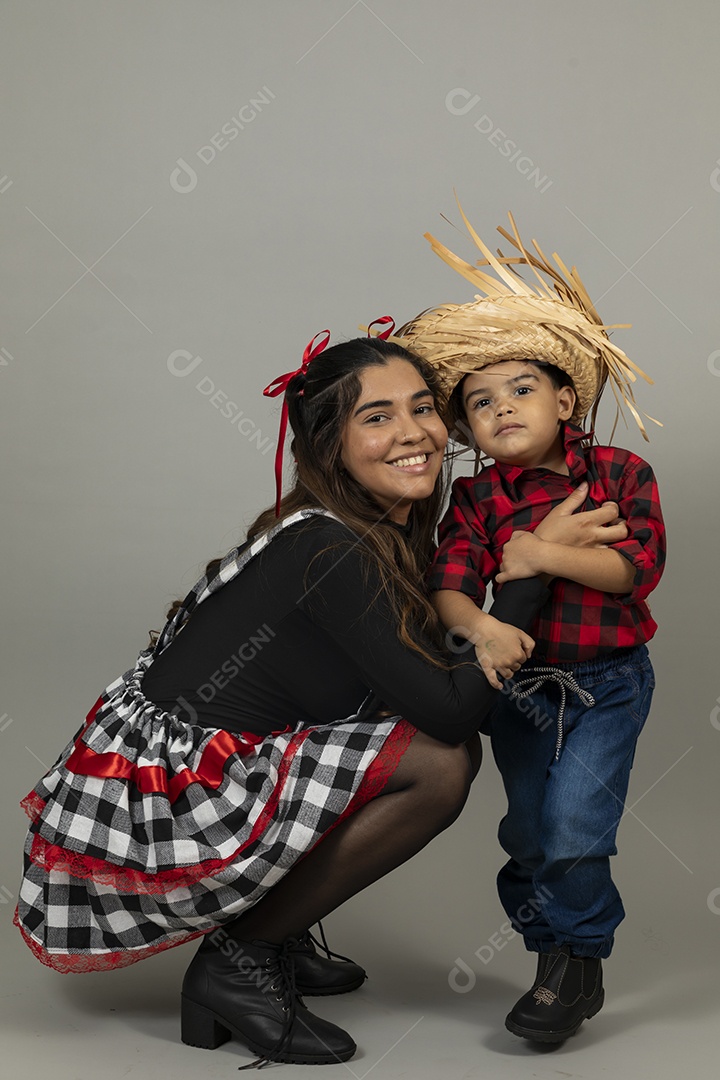 Linda mãe ao lado de filho celebrando festa junina