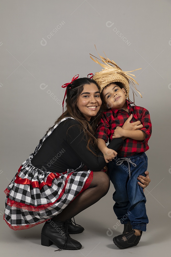 Linda mãe ao lado de filho celebrando festa junina