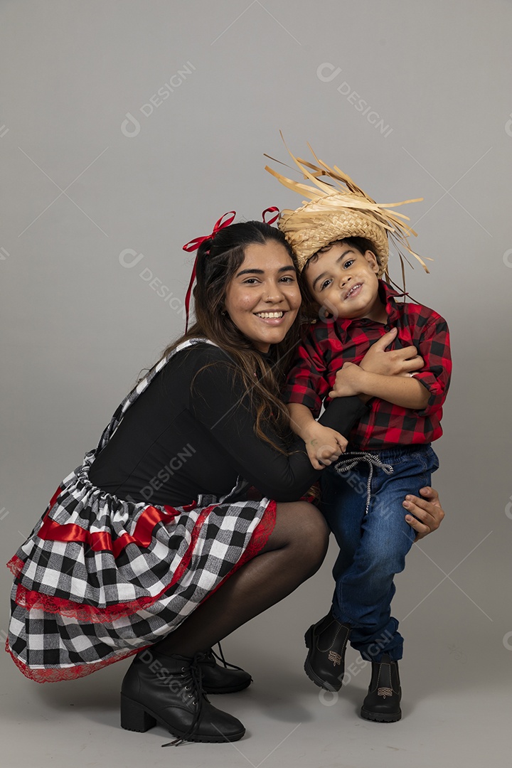 Linda mãe ao lado de filho celebrando festa junina