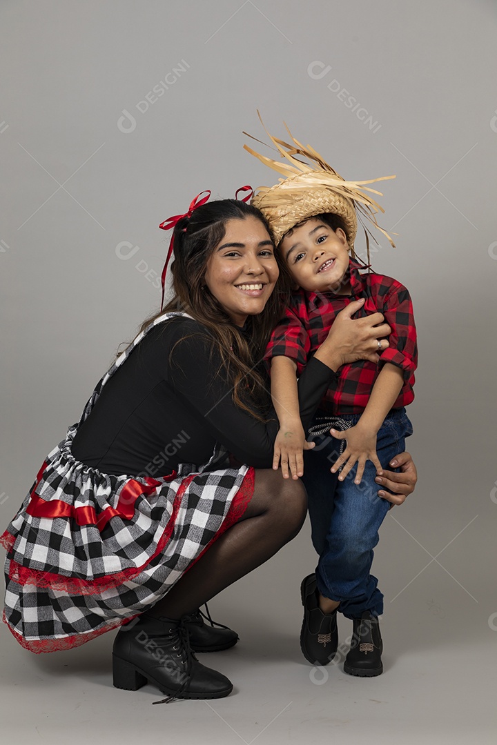 Linda mãe ao lado de filho celebrando festa junina