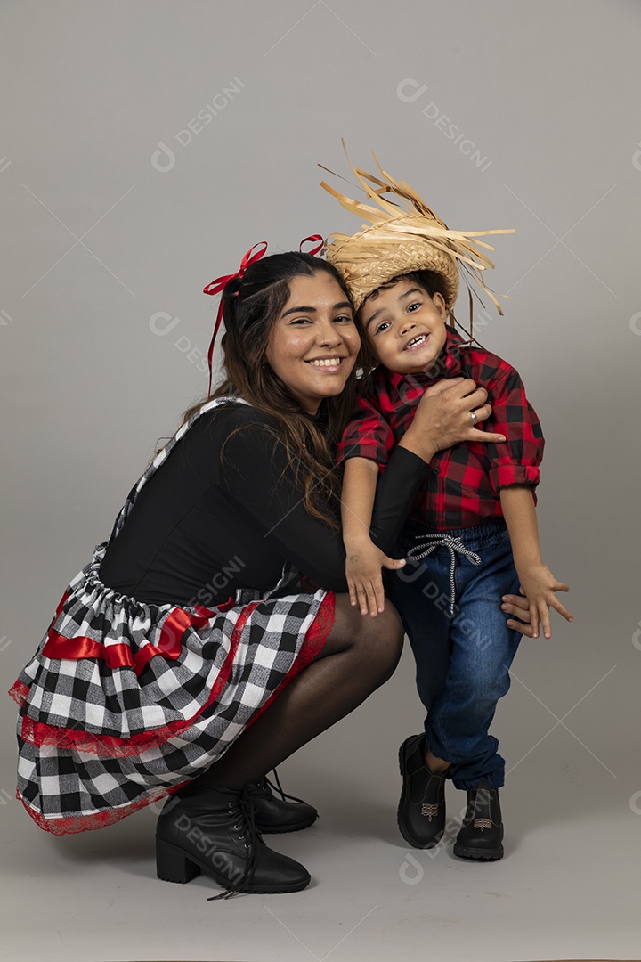 Linda mãe ao lado de filho celebrando festa junina