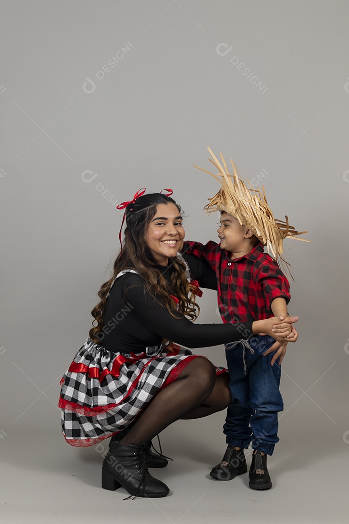 Linda mãe ao lado de filho celebrando festa junina