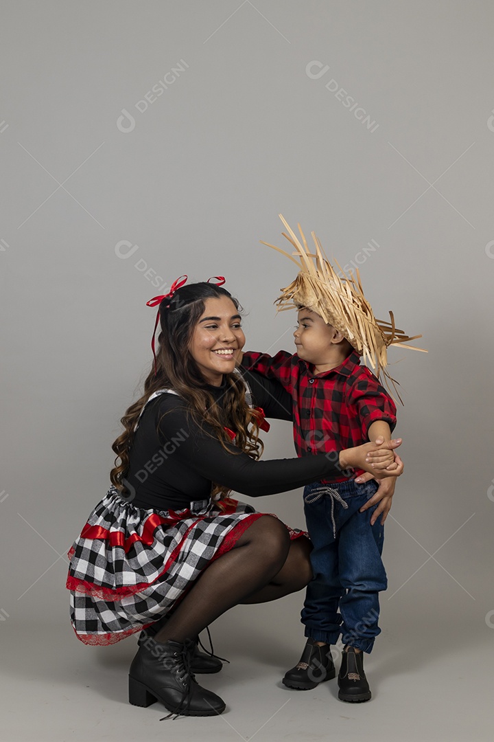 Linda mãe ao lado de filho celebrando festa junina
